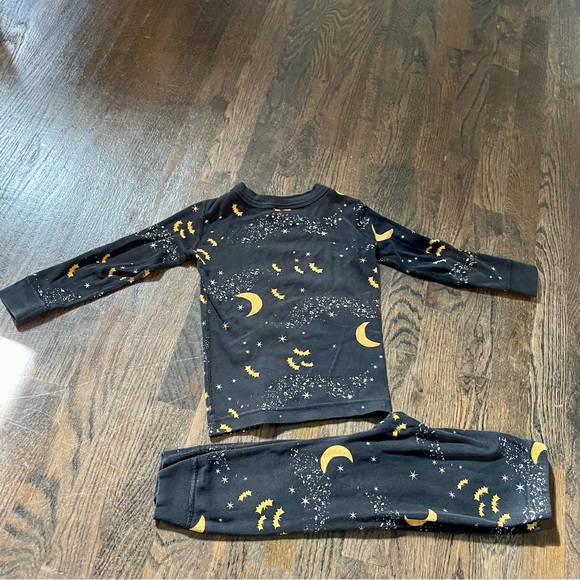 Size 3T gently preloved Hanna Andersson bats, moons and stars Halloween pjs - Picture 2 of 3